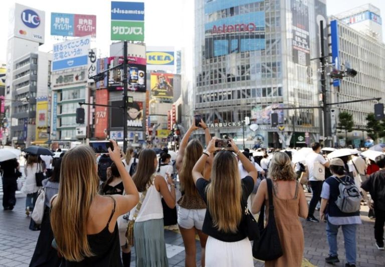 日本近年观光客暴增，让愈来愈多地方政府考虑征收住宿税。（欧新社）