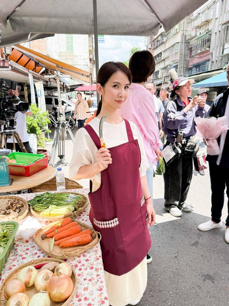 陈小菁跳脱以往屏幕形象，在「百味人生」剧中化身市场卖杏仁茶的摊贩。图／三立提供