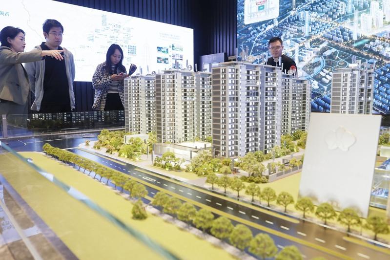 为稳定房地产市场,上海再度松绑住房限购,符条件外环外不限套数。(中新社)