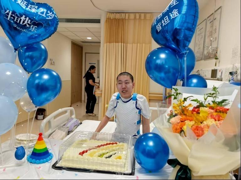 反向折叠180度的山东男孩姜延琛。（取材自成都京东方医院）