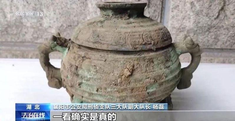 警方清点被盗文物。（央视新闻截屏）