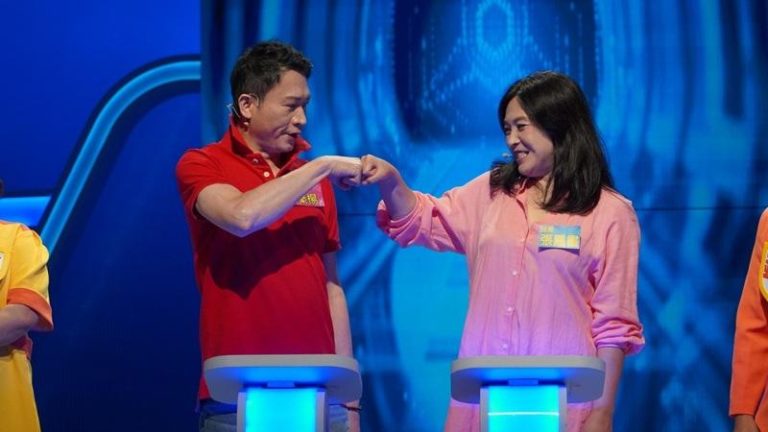 秦杨(左)与张凤书两位老战友，同台比拚台语。(图／公视台语台提供)