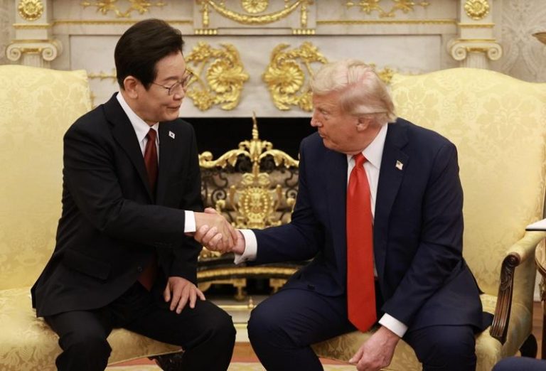 美国总统川普在白宫与南韩总统李在明会面。（欧新社）