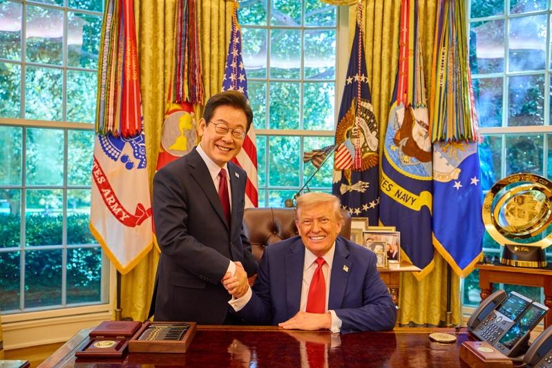 南韩总统李在明(左)25日于白宫会见美国总统川普(右)。(欧新社)