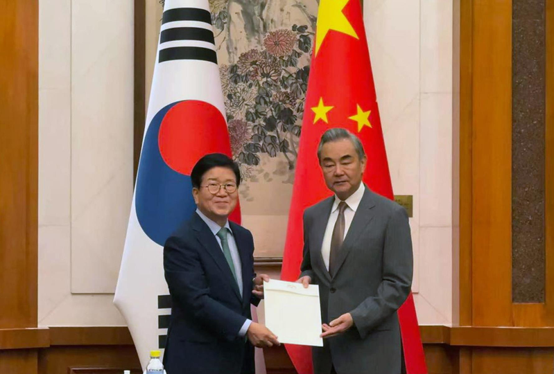 南韩总统特使朴炳锡(左)24日将李在明致中国国家主席习近平的亲笔信转交外长王毅,强调韩新政府高度重视韩中关系。(欧新社)