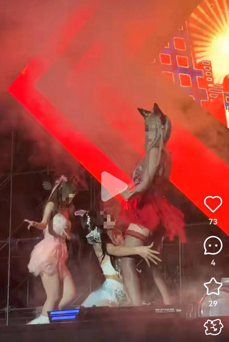 网友发帖称深圳欢乐谷有擦边表演。（视频截屏）