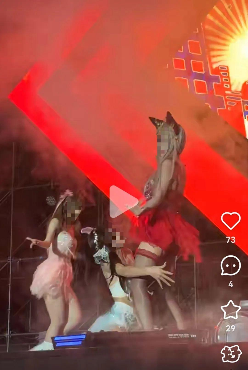 网友发帖称深圳欢乐谷有擦边表演。（视频截屏）
