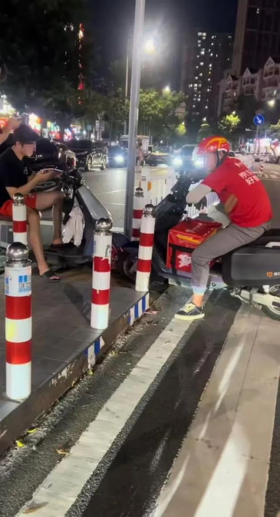 从白天僵持到天黑 广东2电动车路口杠上 网嘲:2个犟种 两人从天亮着僵持到天黑。(取材自华商报大风新闻)