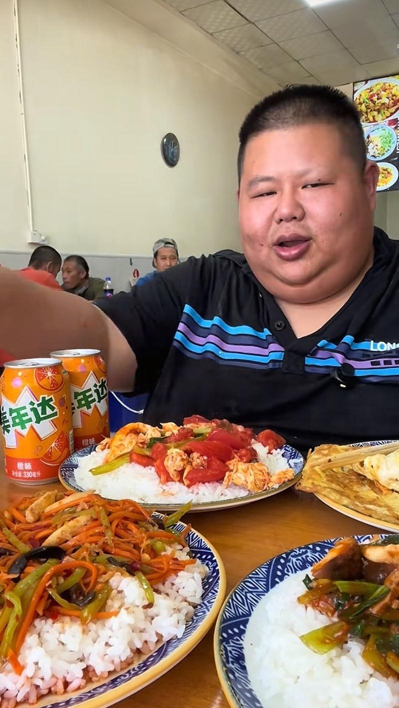 良子来到夜市吃东西，他坐下时突出的肚子几乎跟膝盖齐平。（取材自新京报）