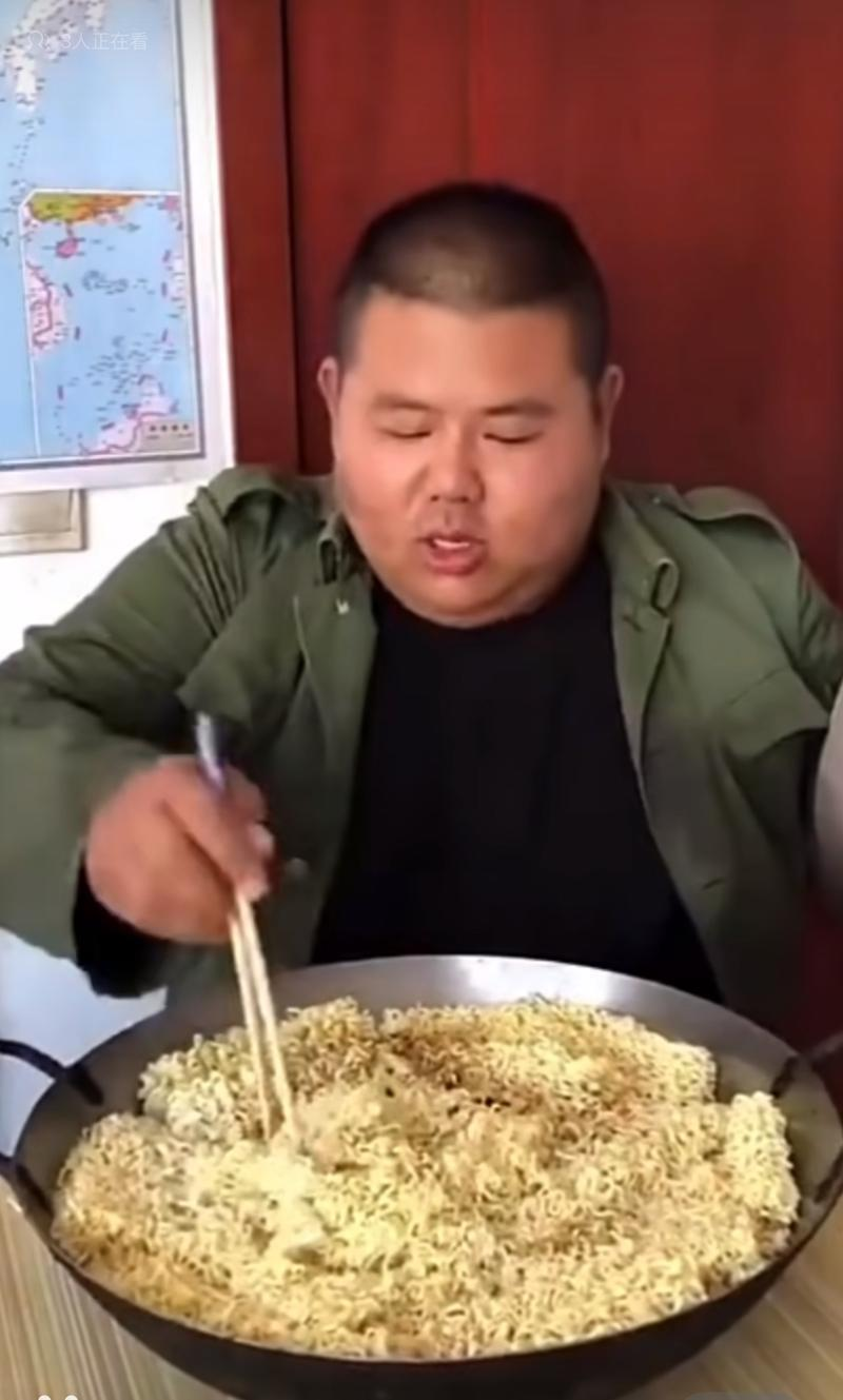 良子来到夜市吃东西，他坐下时突出的肚子几乎跟膝盖齐平。（取材自新京报）
