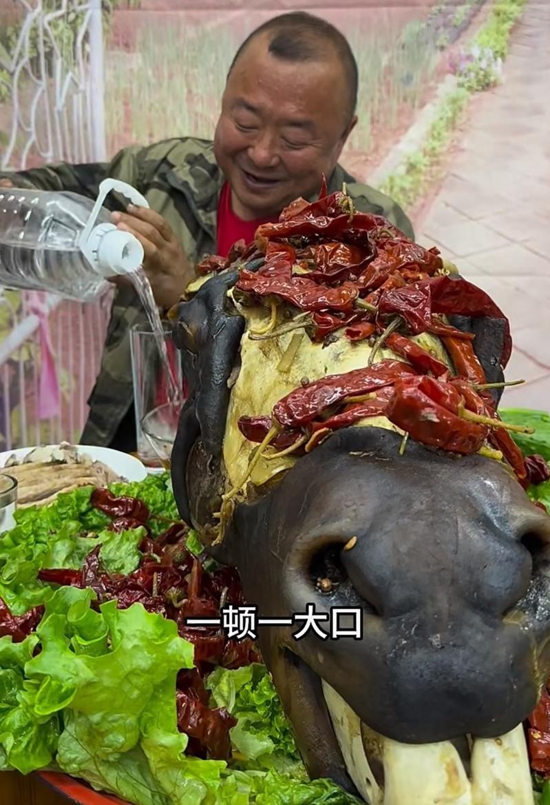 良子来到夜市吃东西，他坐下时突出的肚子几乎跟膝盖齐平。（取材自新京报）