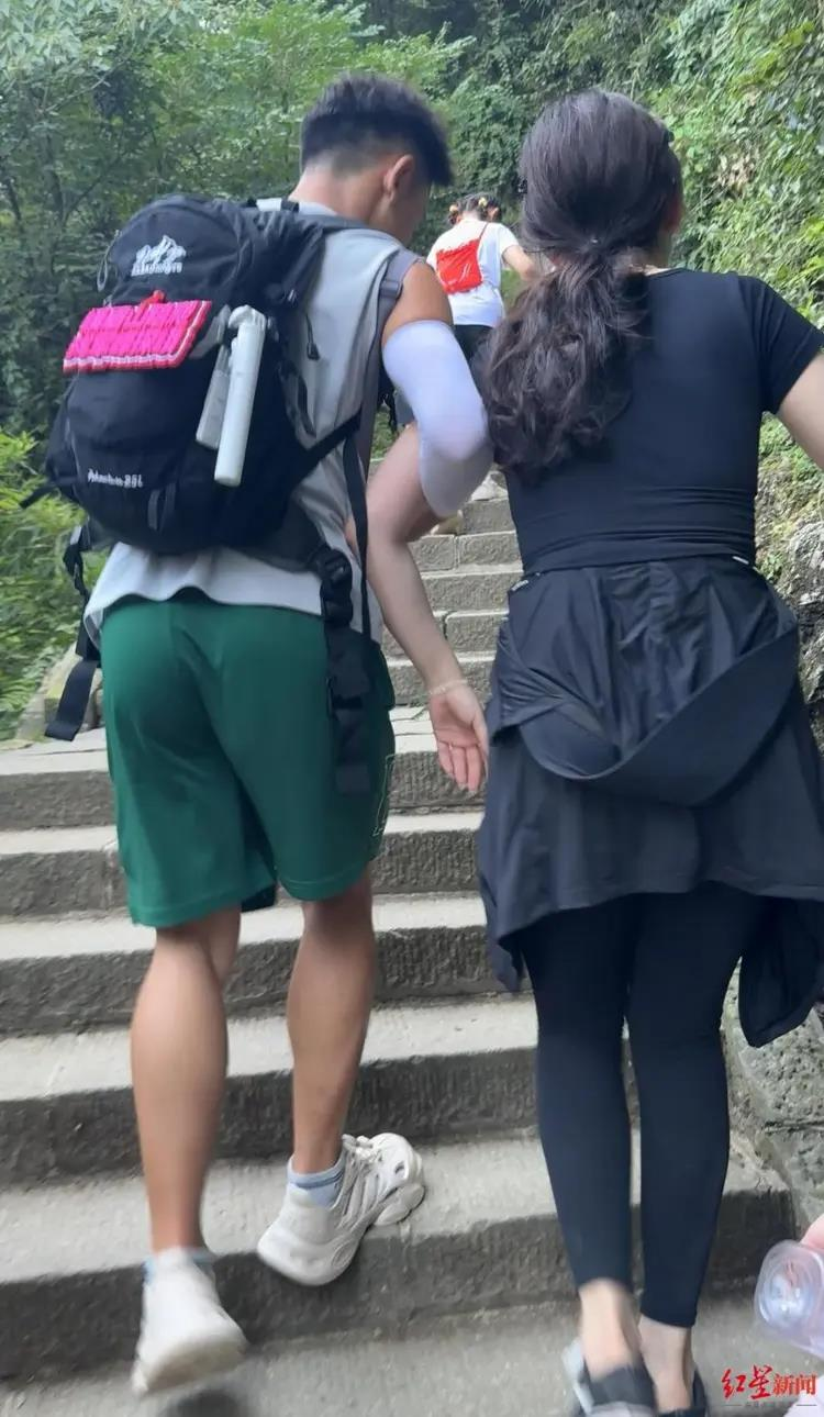 「公主抱」爬山。(视频截屏)
