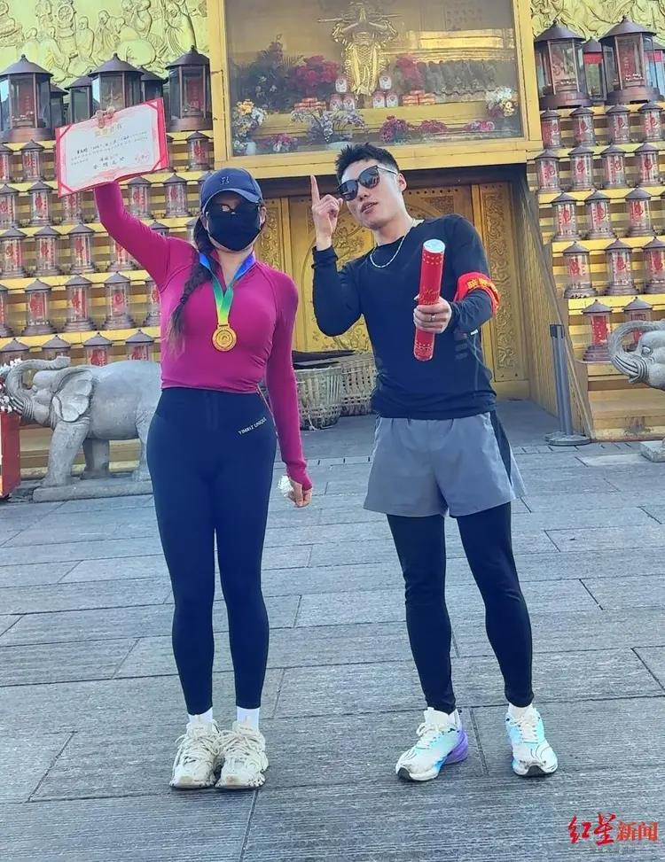 「公主抱」爬山。(视频截屏)