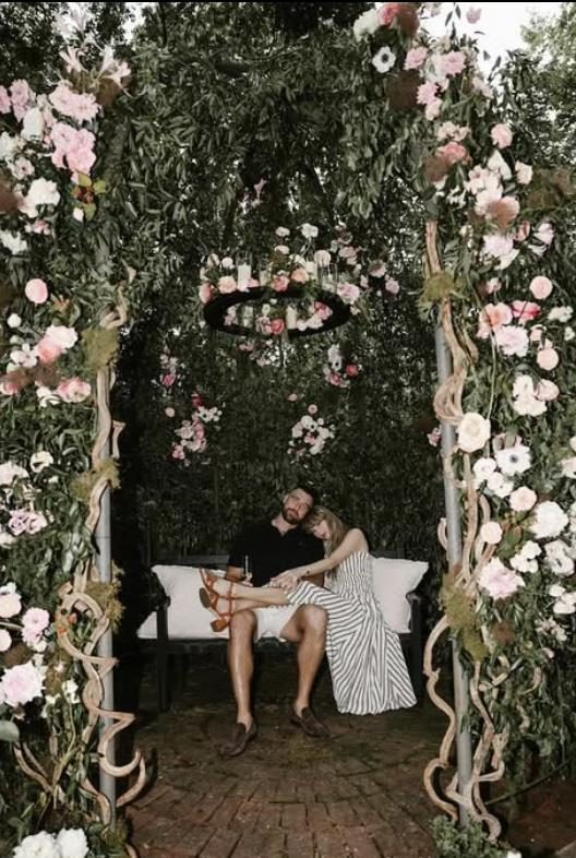 凯尔西在自家花园露台向泰勒丝下跪求婚。（取材自Instagram）