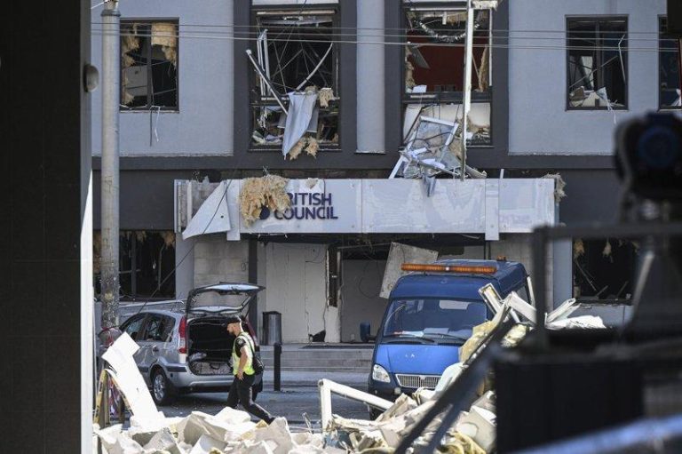 俄罗斯对乌克兰首都基辅发动空袭，造成至少15人丧生，并损毁英国文化协会在基辅的建筑，英国外交大臣拉米表示，英国政府今天已召见俄国大使表达抗议。(美联社)
