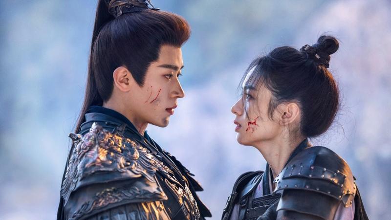 周也(左)、丞磊在「锦月如歌」携手征战沙场。(爱尔达电视 提供)