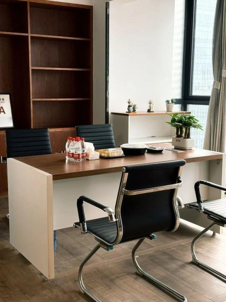 「假装上班」公司里，租了工位的年轻人。（取材自长沙晚报）