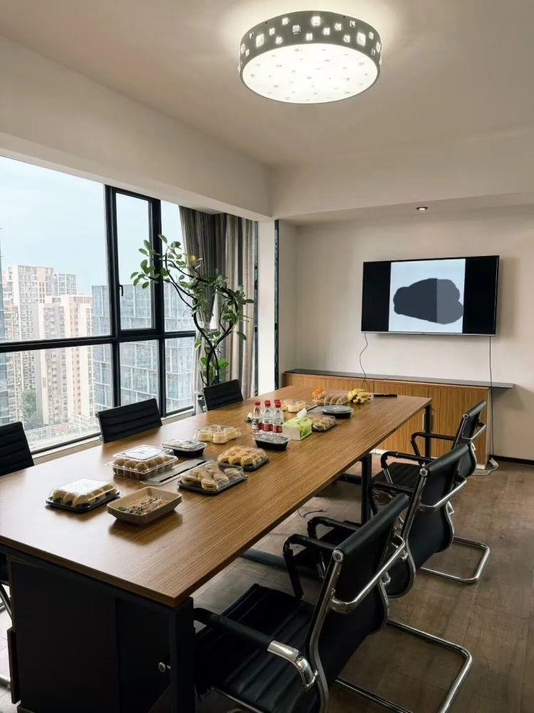 「假装上班」公司里，租了工位的年轻人。（取材自长沙晚报）