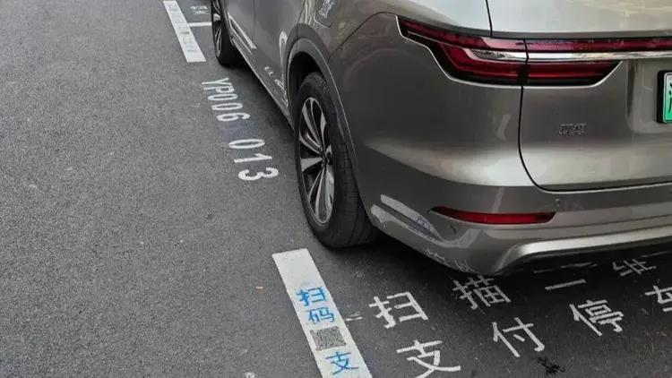 为了逃避收费，一些市民将车停在停车位以外。(取材自上海法治报)