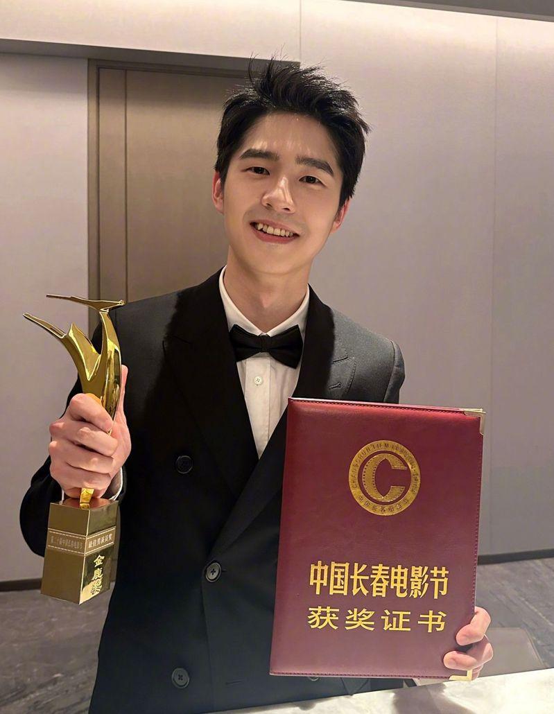 刘昊然凭借「解密」获得金鹿奖最佳男演员。(取材自微博)