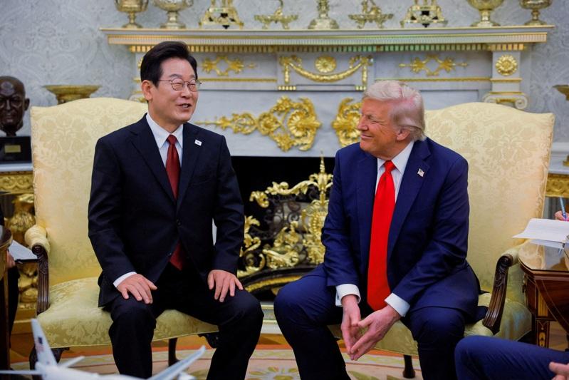 美国总统川普(右)和南韩总统李在明(左)25日在华府白宫椭圆办公室会面。(路透)