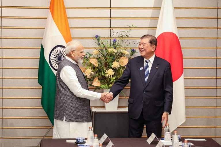 印度总理莫迪（左）和日本首相石破茂（右）。（路透）