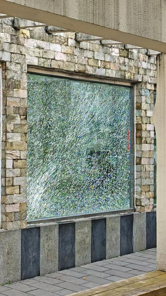 成都动物园山魈「暴走」 丢石头砸碎馆舍玻璃 游客吓死 成都动物园山魈用石头砸碎馆舍玻璃。(取材自上游新闻)