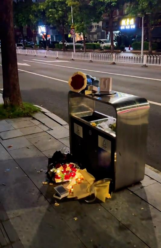 网友分享七夕夜在垃圾箱旁「蹲点」寻宝。(取材自都市快报橙柿交互)