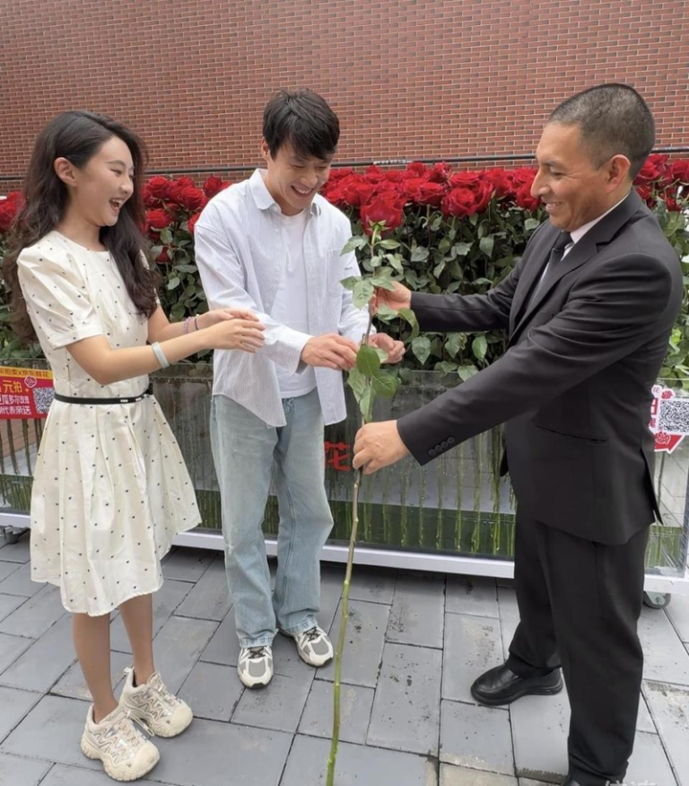 山东小伙9万6900元拍下999枝玫瑰送女友，国家大使馆特别代表亲送七夕礼。(取材自极目新闻)