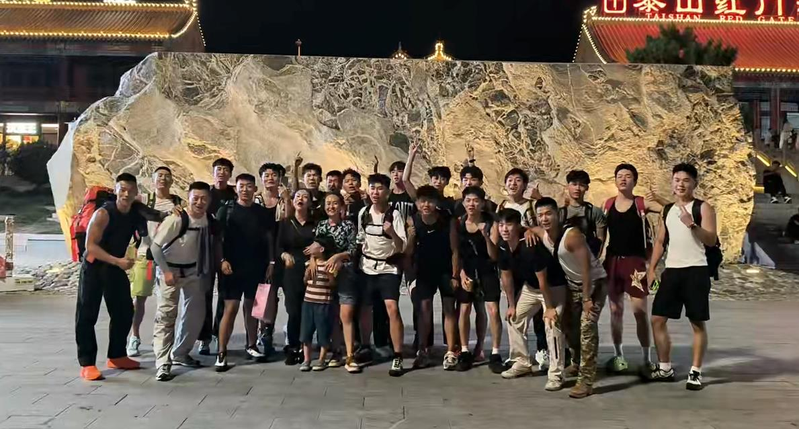 登山前的合影 。(取材自红星新闻/受访者供图)