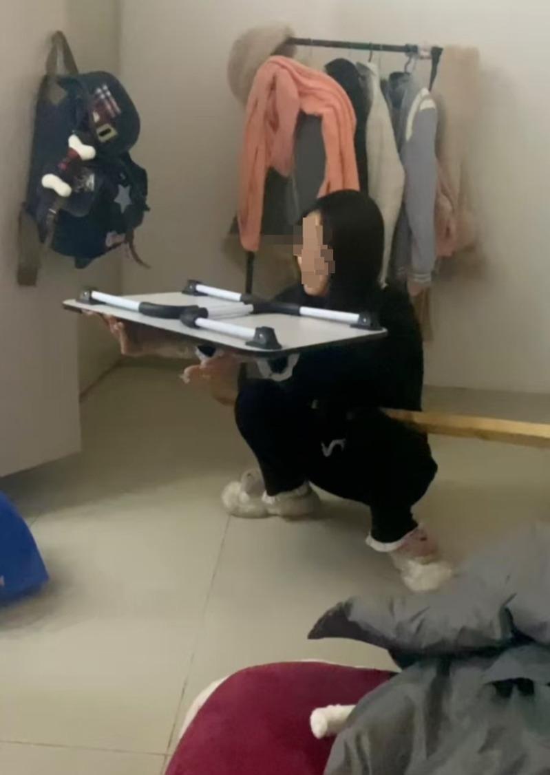 随着行业竞争加剧，许多直播公司以极低的成本大量招聘未成年人。示意图。（新华社）