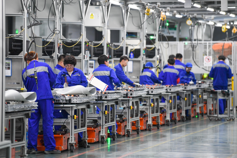 中国统计局31日公布8月中国制造业采购经理指数（PMI）为49.4，虽较上月上升0.1个百分点，但仍在荣枯线之下，低于市场预期，也连续第五个月处于收缩区间。（新华社）
