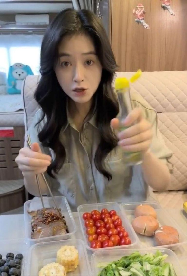 蒋欣分享剧组减脂餐。（取材自微博）