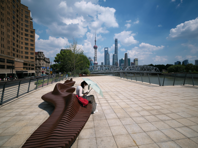 上海中心气象台31日9时10分发布高温黄色预警信号，预计今天上海市大部地区的最高气温将超过35℃。上海今年8月已出现27个高温日，创下8月最多高温日的纪录。（中新社）