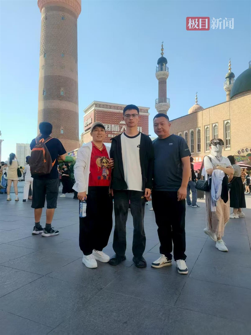潘家从安徽开车到新疆的路上，还遇上了月牙泉演唱会。（取材自极目新闻）