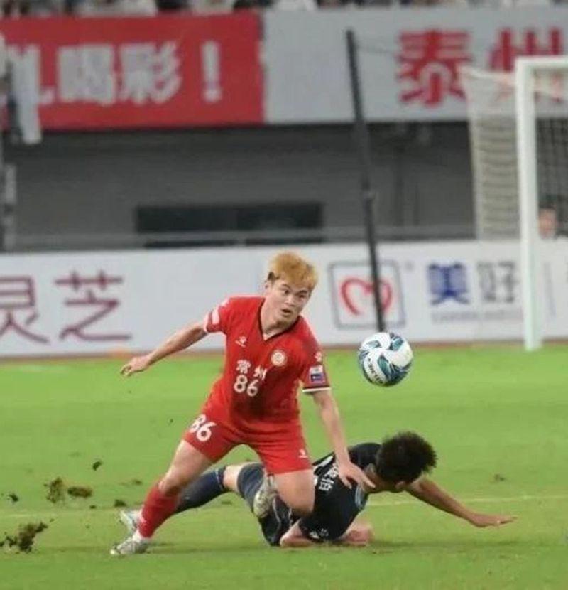 黄紫昌(穿红衣者)在苏超首发登场,成为一大亮点。(取材自体坛纵横@咪咕体育)