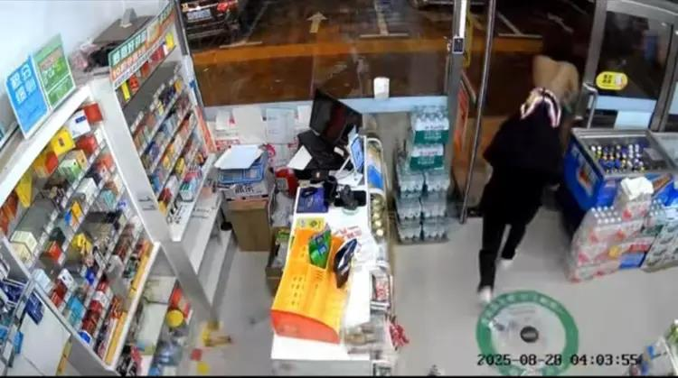 视频监控画面显示,四名蒙面青年先后闯入一家无人超市,大把拿走货架上的烟、槟榔以及零食,用篮子装走。(取材自潇湘晨报)