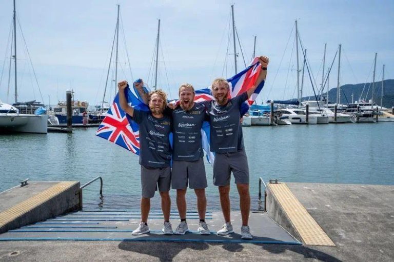 来自苏格兰爱丁堡的麦克林一家3兄弟今天刷新一项世界纪录，他们耗时139天徒手划船，从秘鲁横渡太平洋到澳洲，打破俄罗斯探险家康纽霍夫的160天旧纪录。图为麦克莱恩兄弟抵达澳洲凯恩斯后庆祝胜利。（欧新社）