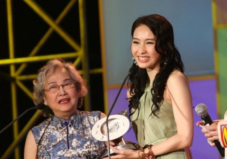 黎姿(右)是香港资深演员黎宣的姪女。(取材自微博)