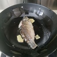 奶白鲫鱼汤的做法图解3