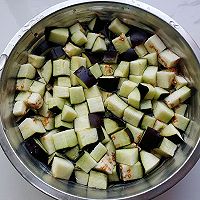 香辣豉肉烧茄丁的做法图解1