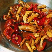 云南野生菌宴席～大红菌煮鸭子的做法图解3