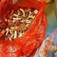 云南野生菌宴席～大红菌煮鸭子的做法图解2