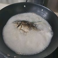 奶白鲫鱼汤的做法图解5
