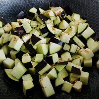 香辣豉肉烧茄丁的做法图解2