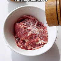酸辣开胃的欧洲橄榄泡椒牛肉米线的做法图解2