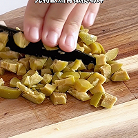 酸辣开胃的欧洲橄榄泡椒牛肉米线的做法图解1