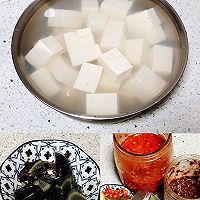 酸菜皮蛋烧豆腐的做法图解1