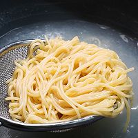 香肠意面的做法图解3