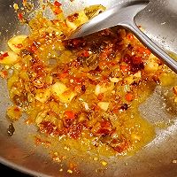 酸菜皮蛋烧豆腐的做法图解2